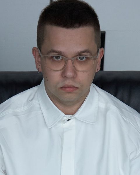 Константин Чукавин смотрит в камеру